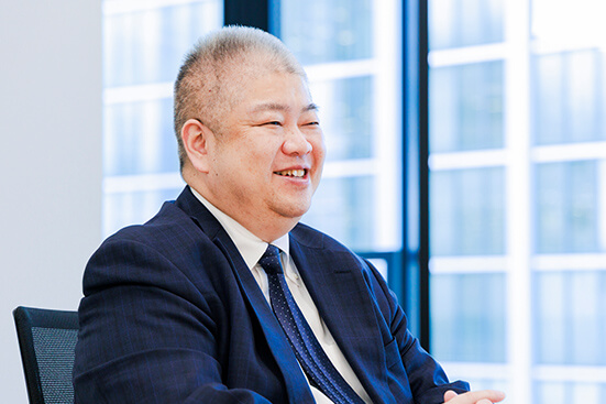 株式会社ヴァティーの代表取締役がインタビューを受けている写真