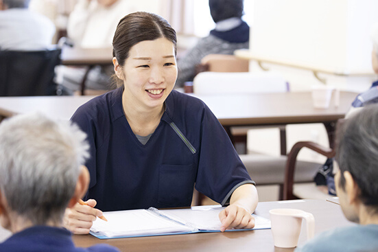 サービス付き高齢者向け住宅（一般型特定施設・入居者生活介護）の従業員が入居者様にヒアリングをしている風景