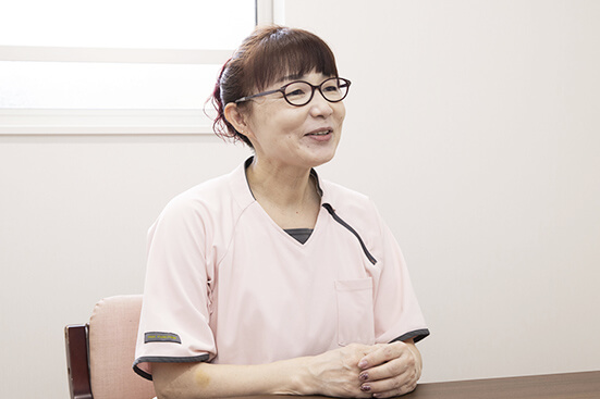 サービス付き高齢者向け住宅（一般型特定施設・入居者生活介護）の従業員のインタビュー風景