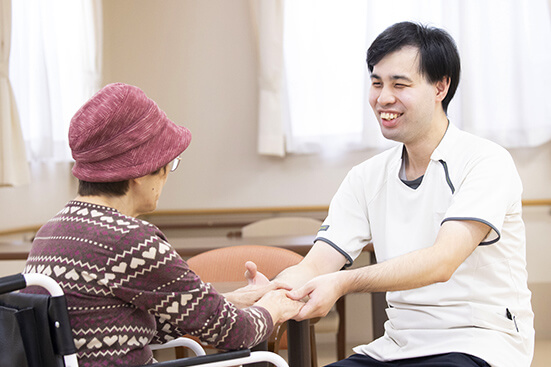サービス付き高齢者向け住宅の従業員が入居者様の手を取っている風景