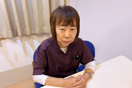 サービス付き高齢者向け住宅の従業員のインタビュー風景